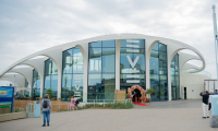 Modern gebouw EVE aan de boulevard van Scheveningen