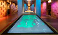 Interactieve tentoonstelling in het Nationaal Archief in Den Haag met digitale kaarten en kleurrijke verlichting