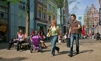 Winkelende mensen in winkelcentrum De Haagsche Bluf in Den Haag