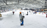 Mensen op de skibaan