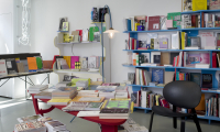 Stellingksten en tafels vol boeken bij bookshop Page Not Found