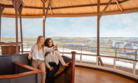 Twee jonge vrouwen wijzen bewonderend naar het Panorama Mesdag 