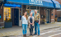 Drei Personen vor dem Zeehelden Theater in Den Haag