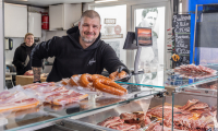 Marktverkäufer mit Produkten auf einer Theke auf dem Haager Markt