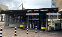 Zugang zum Parkhaus mit erkennbaren Signalen und Regeln.
