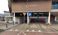 Zugang zur Parkgarage mit Verkehrsschildern bei CravenDuy-n.