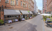 Vue d'une rue avec des restaurants et des terrasses à La Haye