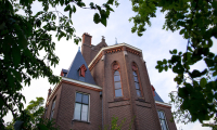 Bovenkant van de Barthkapel door groene takken heen gefotografeerd.