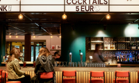 Mensen aan een bar in Social Hub The Hague