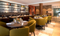 Bij SALT Coastal Bistro draait het om zout. Dat zie je terug in de zoutpotten in de wandkast. Kies je in deze gezellige bistro voor en plekje op de lange bank of een ronde tafel?