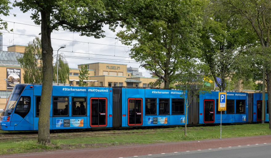 Citydressing voor NAVO-top, Road To Summit & Just Peace Festival op banieren, vlaggen en tram op iconische Haagse locaties. Citydressing voor NAVO-top, Road To Summit & Just Peace Festival op banieren, vlaggen en tram op iconische Haagse locaties.