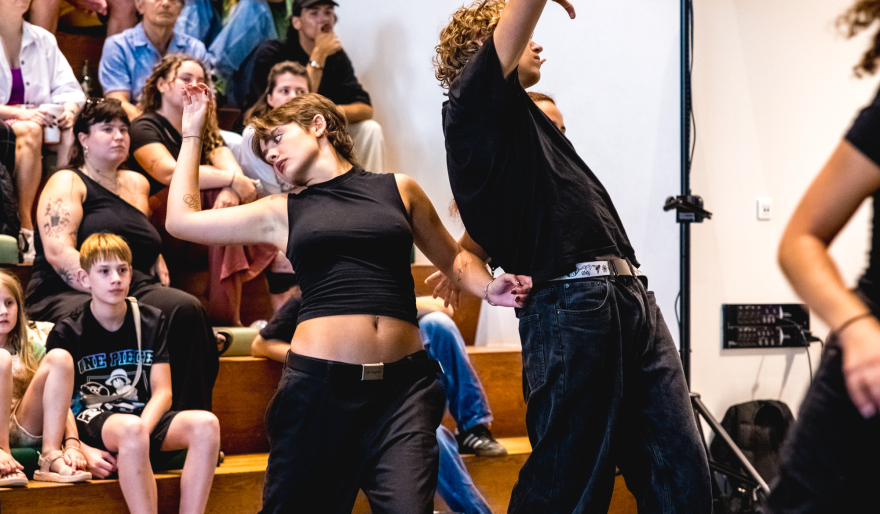 Groep dansers in organische bewegingen voor een publiek Groep dansers in organische bewegingen voor een publiek