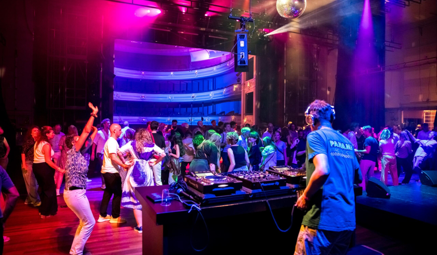 Mensen dansen op muziek van een DJ in een club. Mensen dansen op muziek van een DJ in een club.