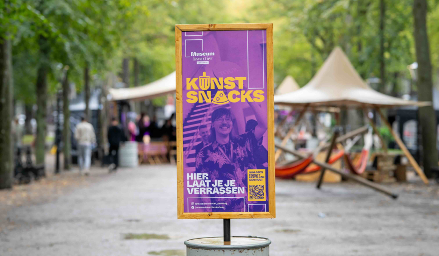 Een bord met 'Kunst Snacks' in Museumkwartier Den Haag.
