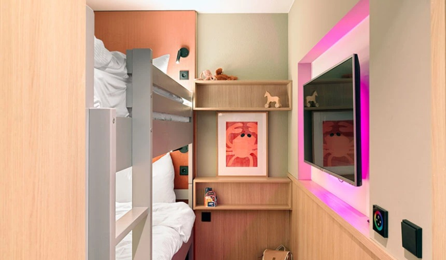 Een moderne hotelkamer met een stapelbed en kunst aan de muur. Een moderne hotelkamer met een stapelbed en kunst aan de muur.