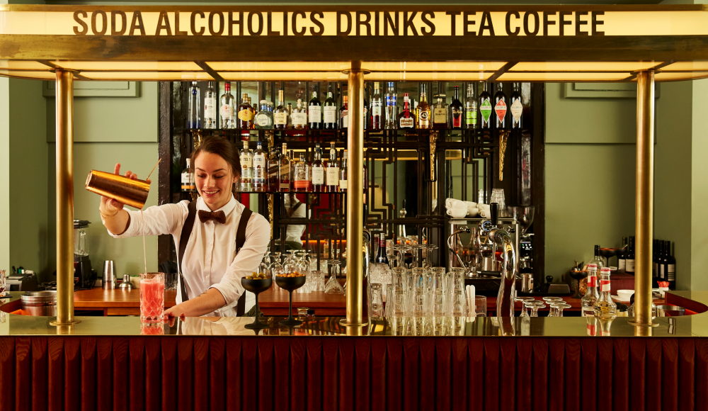 Een bartender achter de bar in de 'kluis' van Hotel Indigo The Hague – Palace Noordeinde Een bartender achter de bar in de 'kluis' van Hotel Indigo The Hague – Palace Noordeinde
