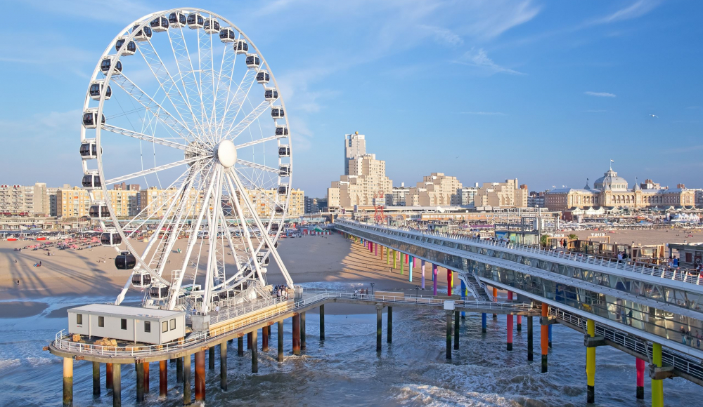 De Pier van Scheveningen met Den Haag op de achtergond
