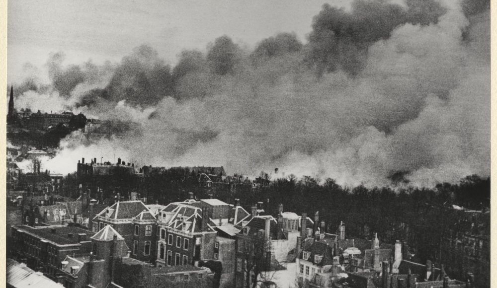 Brandend Korte Voorhout en Bezuidenhout tijdens het bombardement op 3 maart 1945, HGA Brandend Korte Voorhout en Bezuidenhout tijdens het bombardement op 3 maart 1945, HGA
