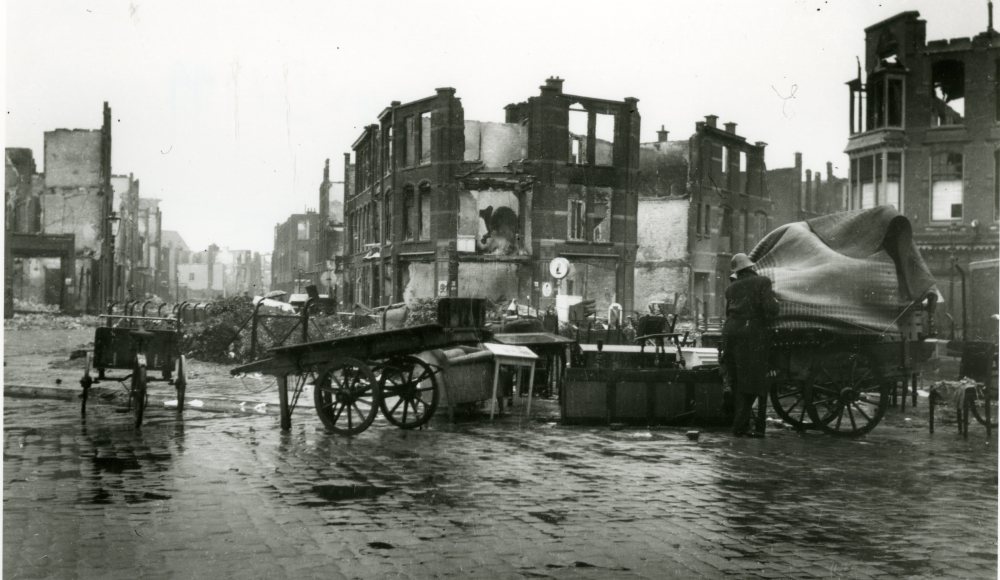 Charlotte de Bourbonplein na het bombardement op het Bezuidenhout, bron HGA Charlotte de Bourbonplein na het bombardement op het Bezuidenhout, bron HGA