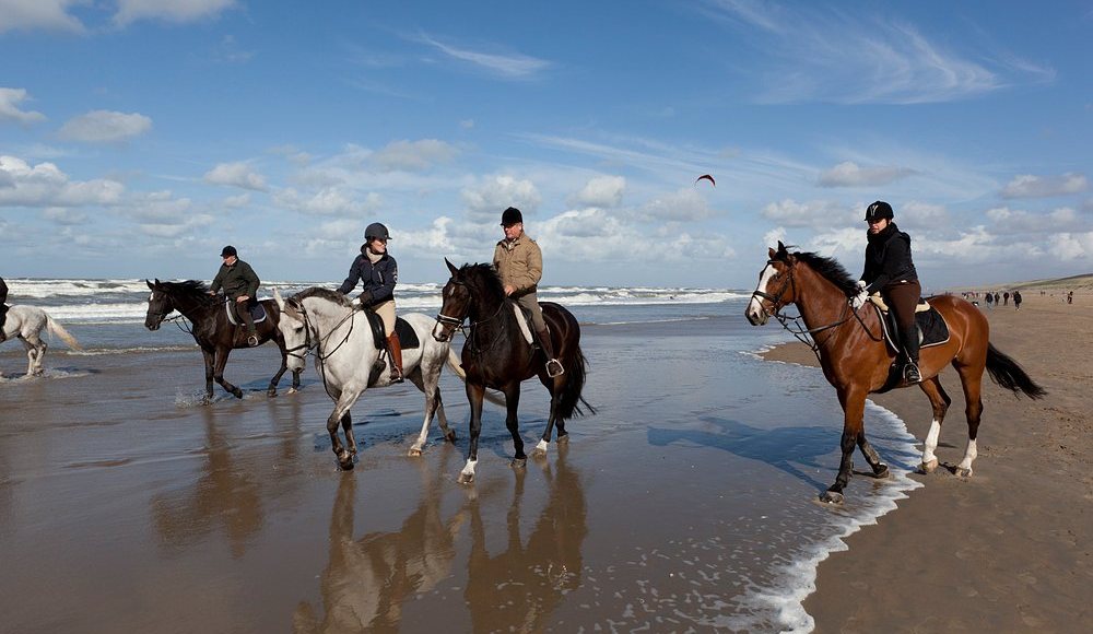 Paardrijden op het strand - foto Jurjen Drenth Paardrijden op het strand - foto Jurjen Drenth