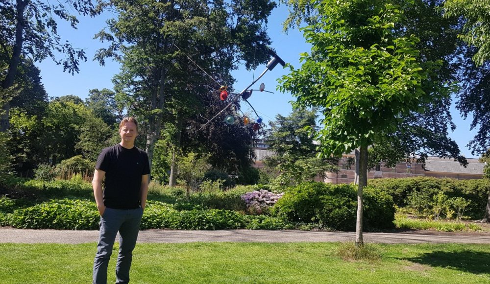 Marco Esser in de Paleistuin bij de hoedjes van Auke de Vries Marco Esser in de Paleistuin bij de hoedjes van Auke de Vries