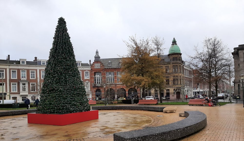 Kerstboom Prins Hendrikplein, Zeelheldenkwartier Den Haag.jpg Kerstboom Prins Hendrikplein, Zeelheldenkwartier Den Haag.jpg