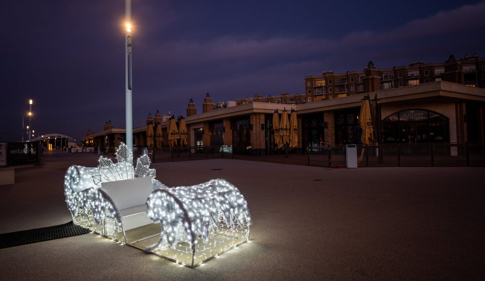 Lichtobject Arreslee op de Boulevard van Scheveningen - foto Arnaud Roelofsz Lichtobject Arreslee op de Boulevard van Scheveningen - foto Arnaud Roelofsz