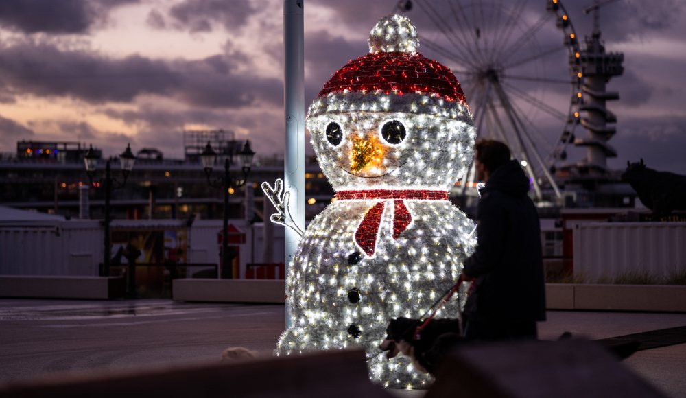 Lichtobject Sneeuwpop op de Boulevard van Scheveningen - foto Arnaud Roelofsz Lichtobject Sneeuwpop op de Boulevard van Scheveningen - foto Arnaud Roelofsz