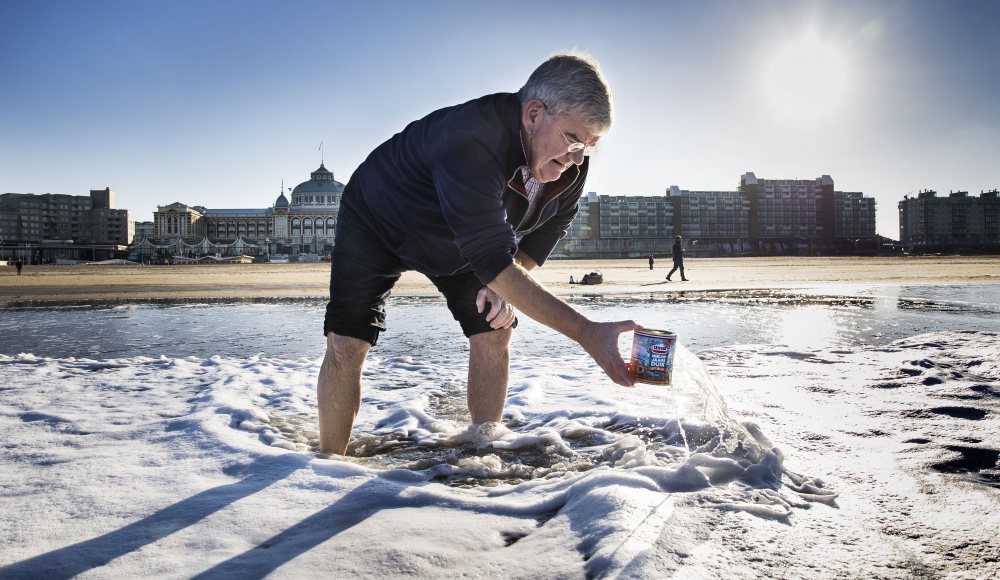 Nieuwjaarsduik uit blik - Jan van Zanen burgemeester Den Haag - foto Arie Kievit Nieuwjaarsduik uit blik - Jan van Zanen burgemeester Den Haag - foto Arie Kievit