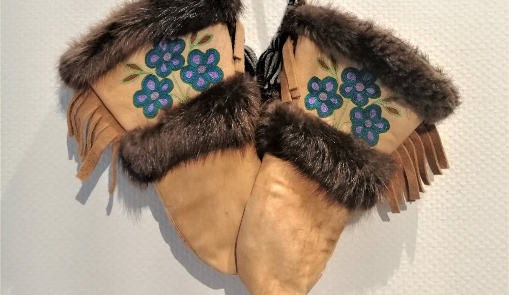 Handschoenen bij extreme kou door lokale bevolking gemaakt van wild leer Handschoenen bij extreme kou door lokale bevolking gemaakt van wild leer