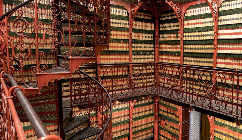 Handelingenkamer handelingen boeken ingebonden boekenplanken verdiepingen rood trap gietijzer trap reling Handelingenkamer handelingen boeken ingebonden boekenplanken verdiepingen rood trap gietijzer trap reling