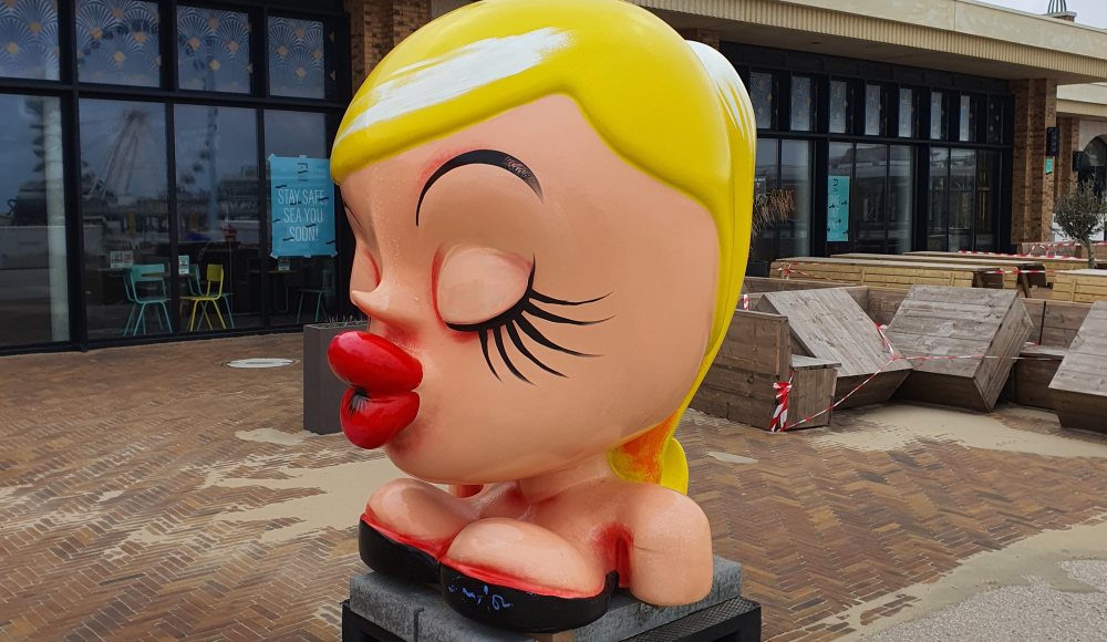 Kiss Me beelden - Boulevard Scheveningen -Selwyn Senatori Kiss Me beelden - Boulevard Scheveningen -Selwyn Senatori