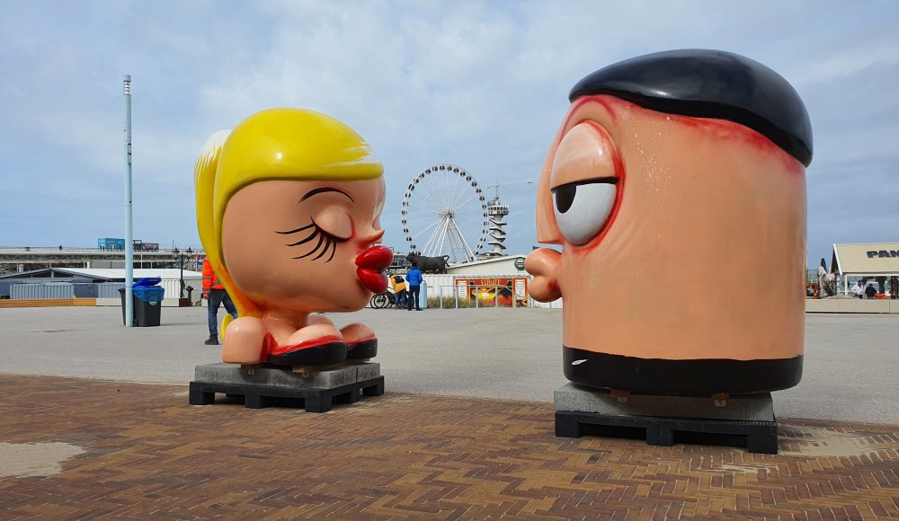 Kiss Me beelden - Boulevard Scheveningen -Selwyn Senatori Kiss Me beelden - Boulevard Scheveningen -Selwyn Senatori
