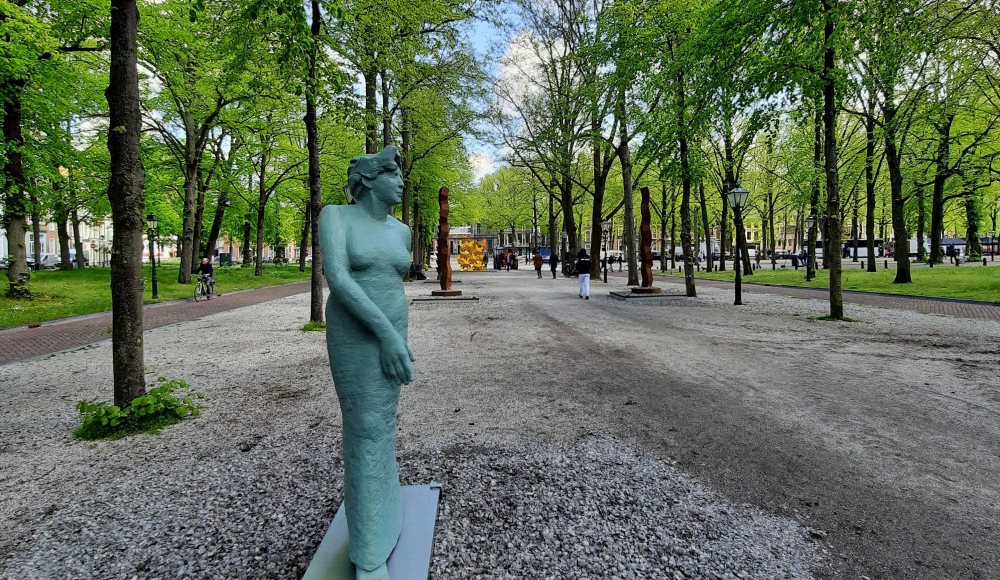 Sculpturen bomen schelpenpad Lange Voorhout Sculpturen bomen schelpenpad Lange Voorhout