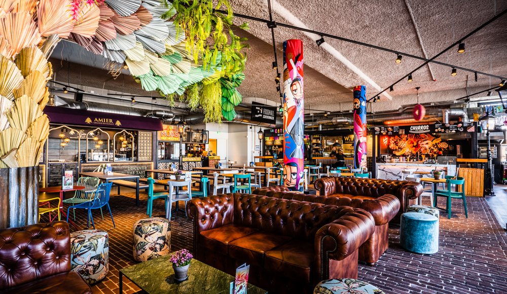 De gezellige kleurrijk ingerichte foodhall op Scheveningen heeft maar liefst 16 verschillende keukens! De gezellige kleurrijk ingerichte foodhall op Scheveningen heeft maar liefst 16 verschillende keukens!