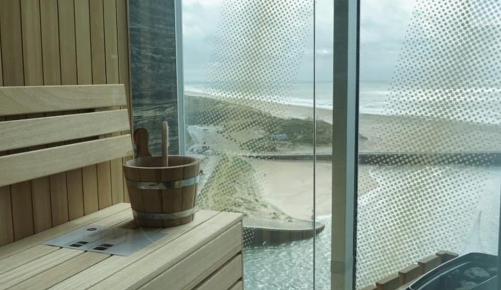 De sauna van Hotel Inntel Marina Beach met uitzicht op zee 