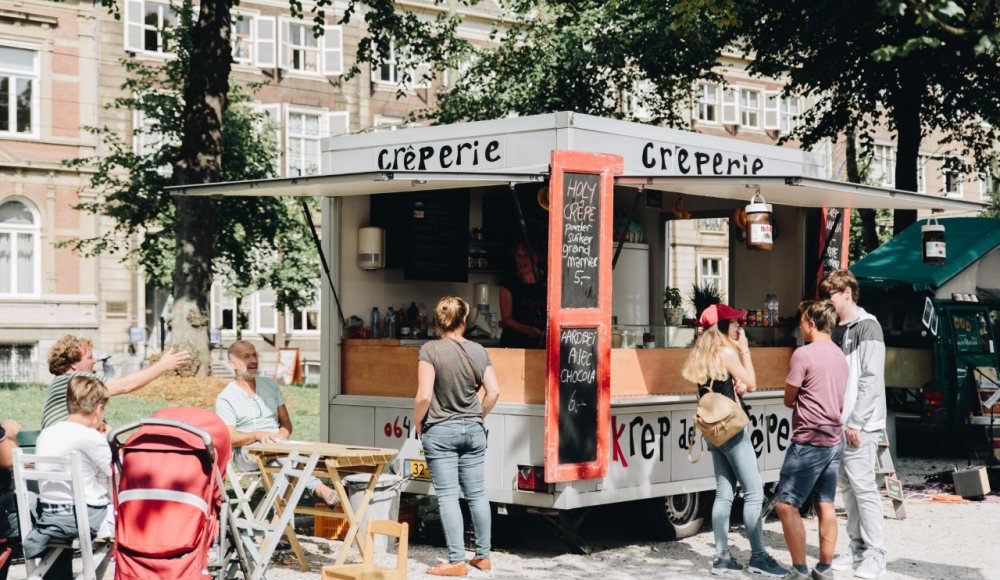 Foodtruck met crepes op het schelpenpad langs de Hofvijver. Foodtruck met crepes op het schelpenpad langs de Hofvijver.