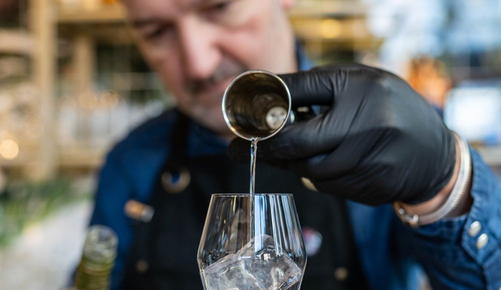 Barman maakt een cocktail klaar 