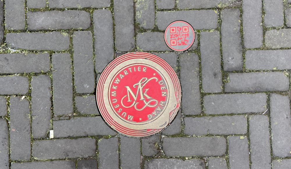 Rode Lakstempel op straat in Den Haag Rode Lakstempel op straat in Den Haag