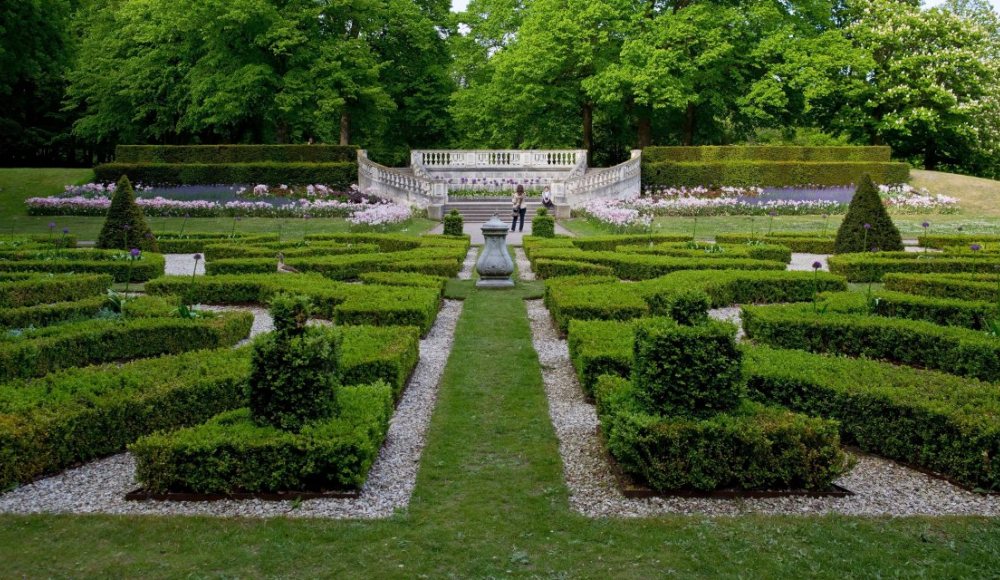 Groene tuin met bloemen in Landgoed Clingendael