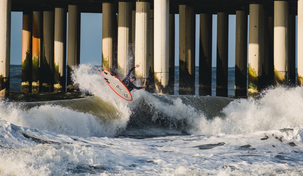 Surfer surft in Scheveningen