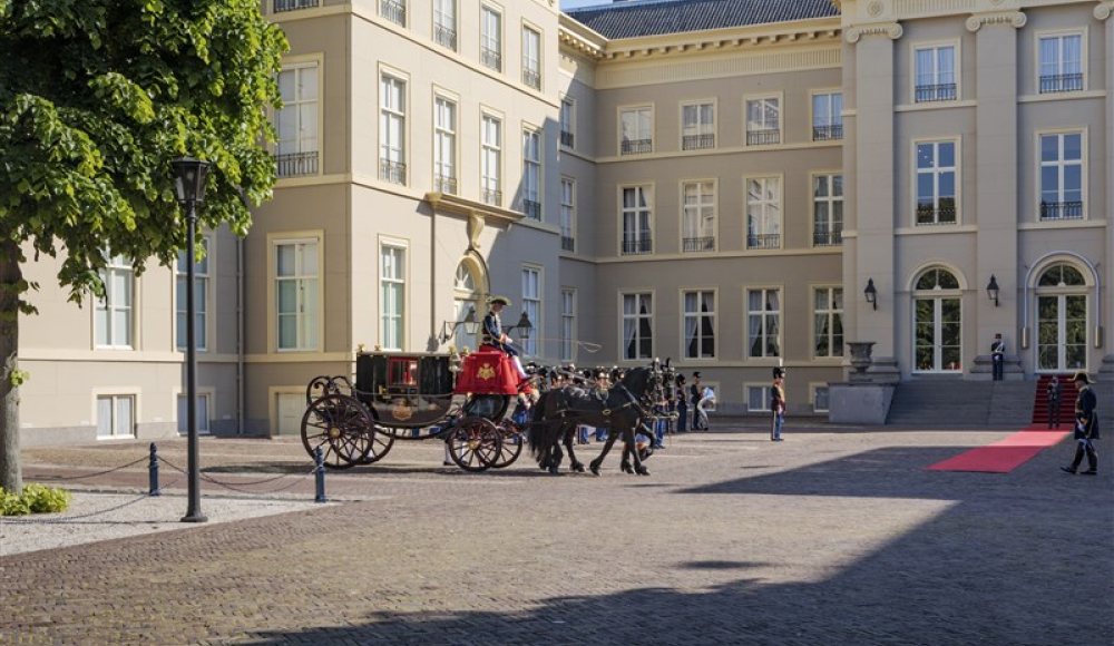 Koning ontvangt geloofsbrieven ambassadeurs