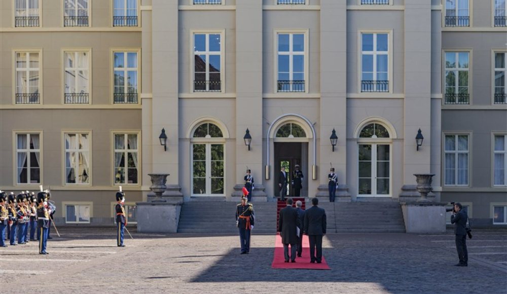 Koning ontvangt geloofsbrieven ambassadeurs