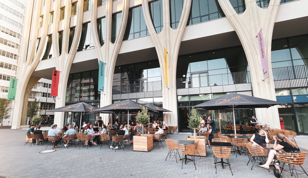 Kom heerlijk genieten op het terras van Brasserie Amare Kom heerlijk genieten op het terras van Brasserie Amare