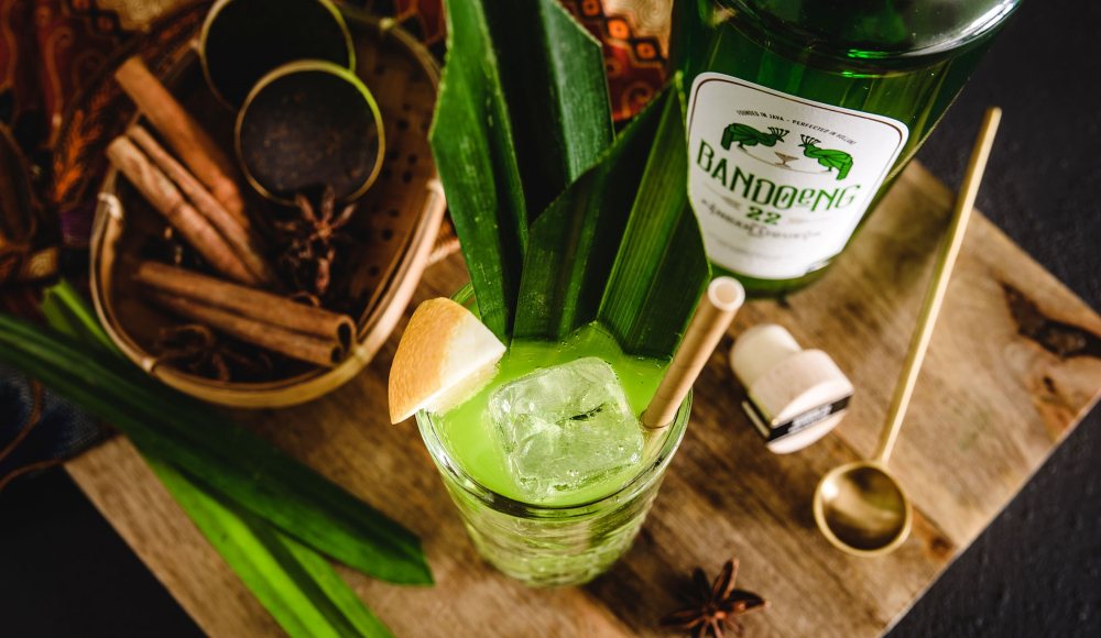 Foto van bovenaf van een cocktail 