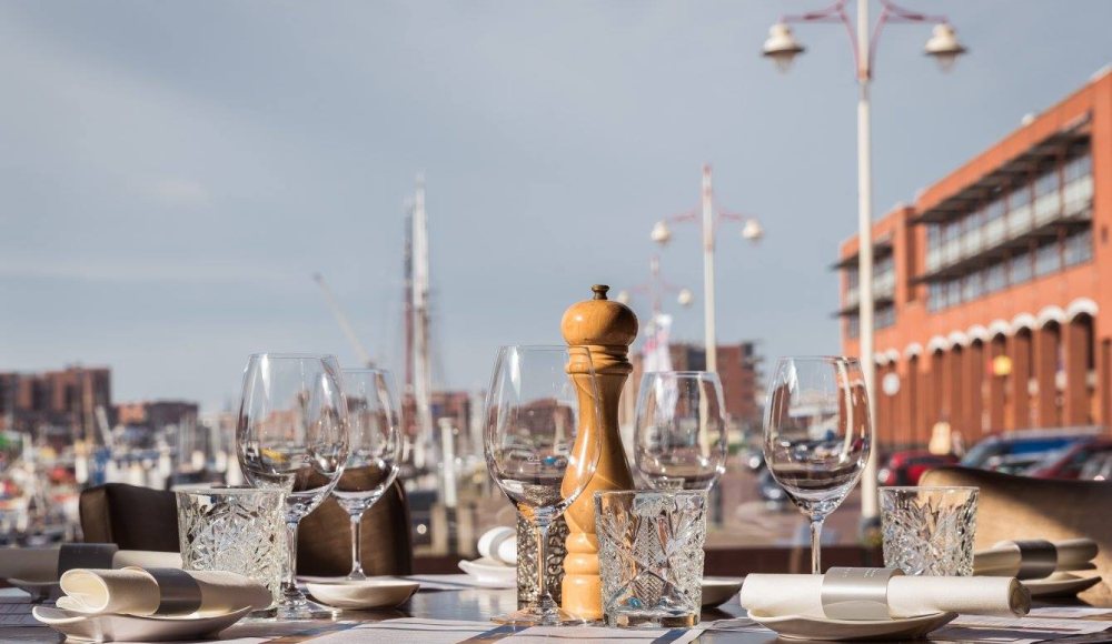 Restaurant Lemongrass met sfeervol terras aan de tweede binnenhaven van Scheveningen