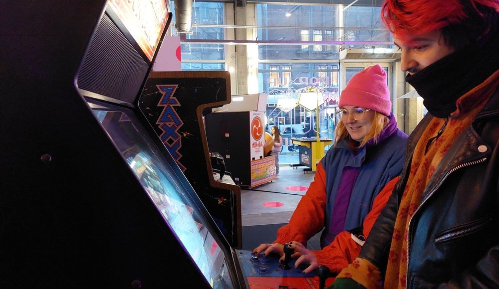 Duo dat Arcade spellen speelt