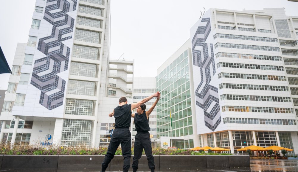 Dansers van Korzo Den Haag tijdens de citydressing onhulling van het stadhuis - Foto: The Hague & Partners / Arnaud Roelofsz Dansers van Korzo Den Haag tijdens de citydressing onhulling van het stadhuis - Foto: The Hague & Partners / Arnaud Roelofsz