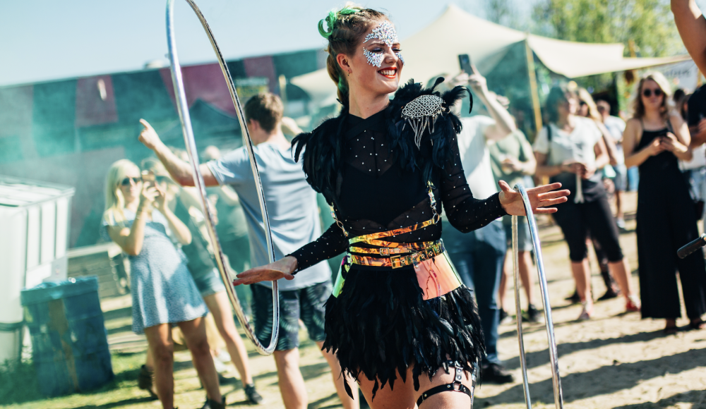 Dame gekleed in een zwarte jurk aan het dansen 