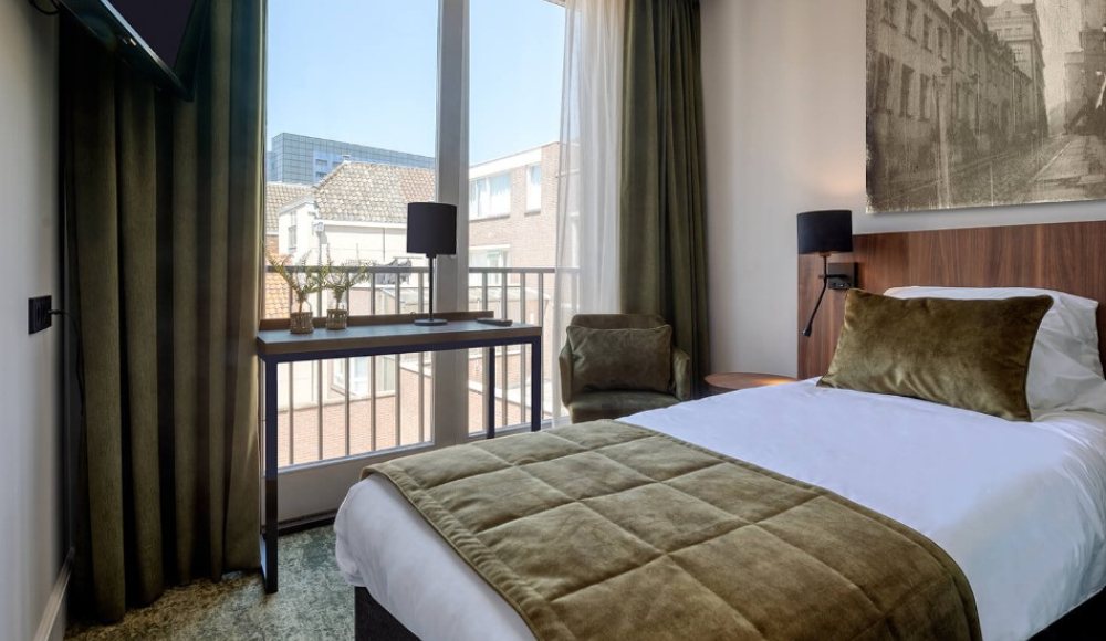 First City Hotel 